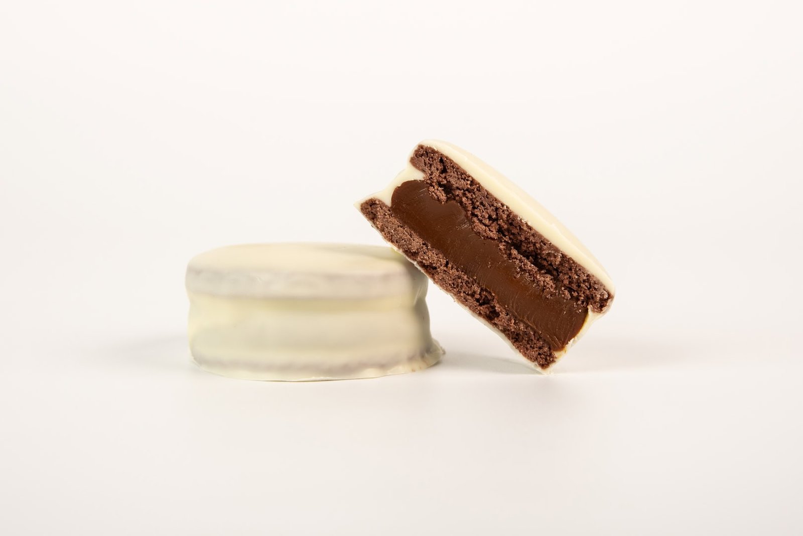 Full size white chocolate alfajor